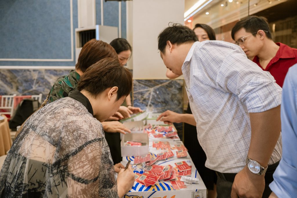 lucky draw gifts at year end networking party