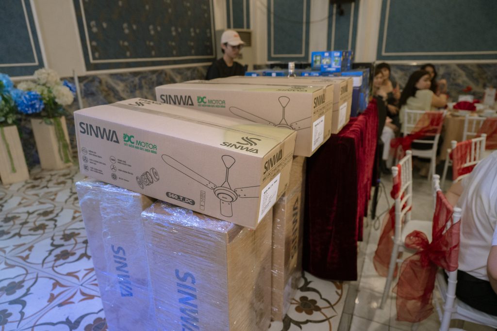 lucky draw gifts at year end networking party