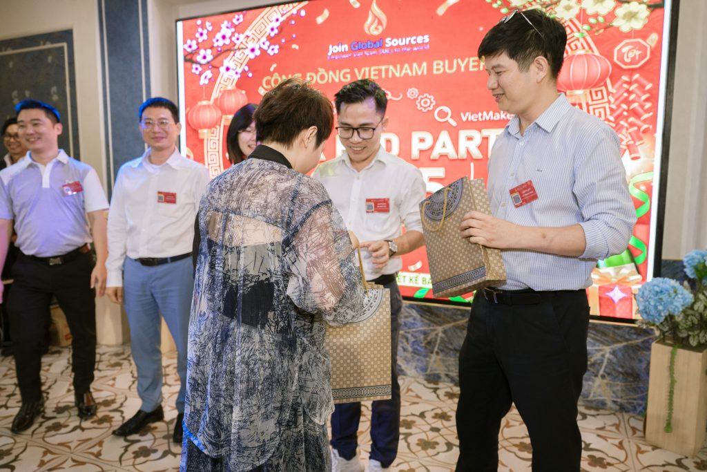 buyers and manufacturers networking at year end event in saigon