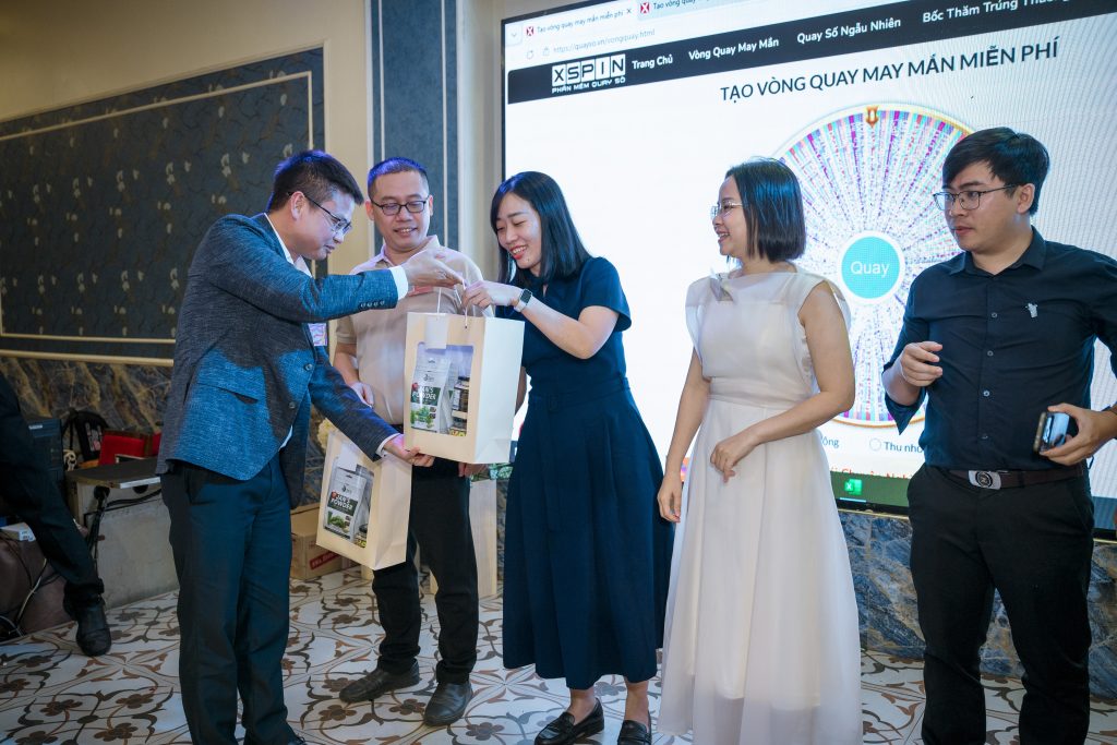 buyers and manufacturers networking at year end event in saigon