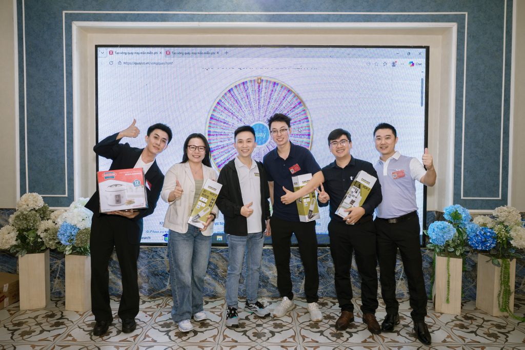 buyers and manufacturers networking at year end event in saigon