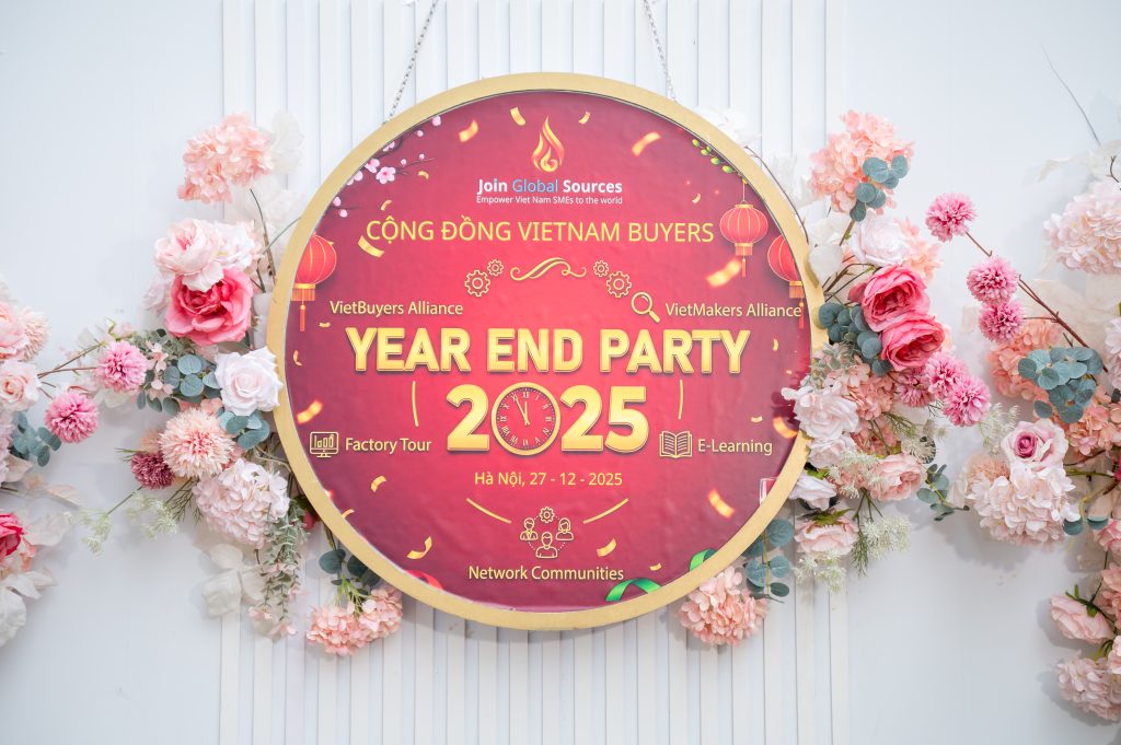 buyers and manufacturers networking at year end event in Ha Noi