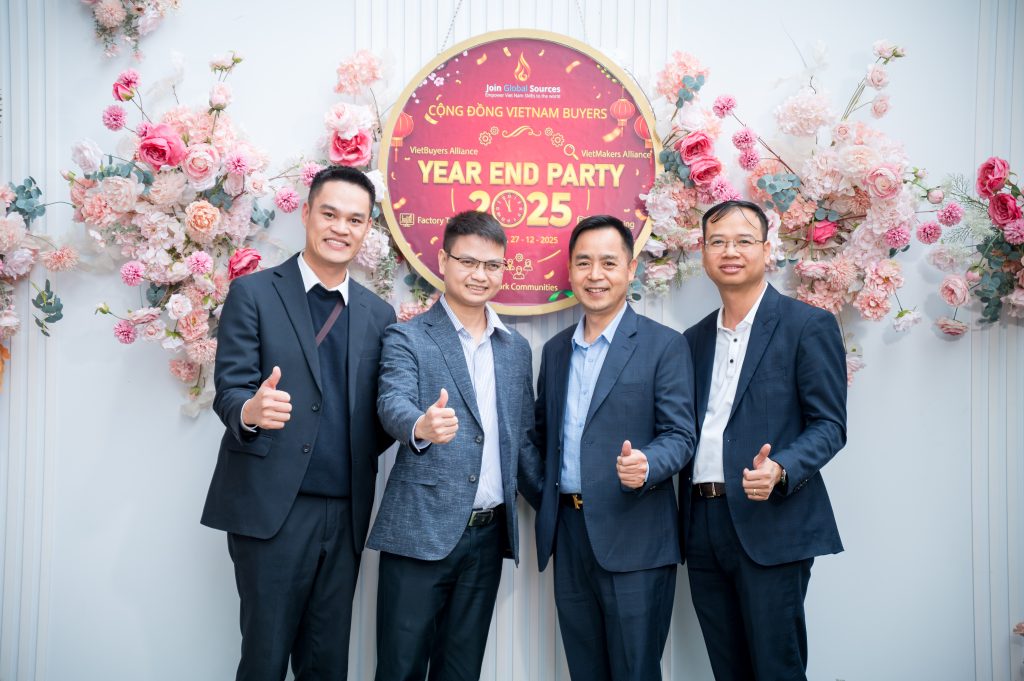 buyers and manufacturers networking at year end event in Ha Noi