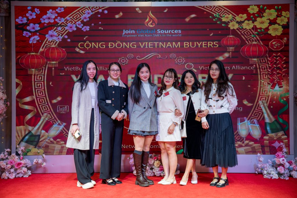 buyers and manufacturers networking at year end event in Ha Noi